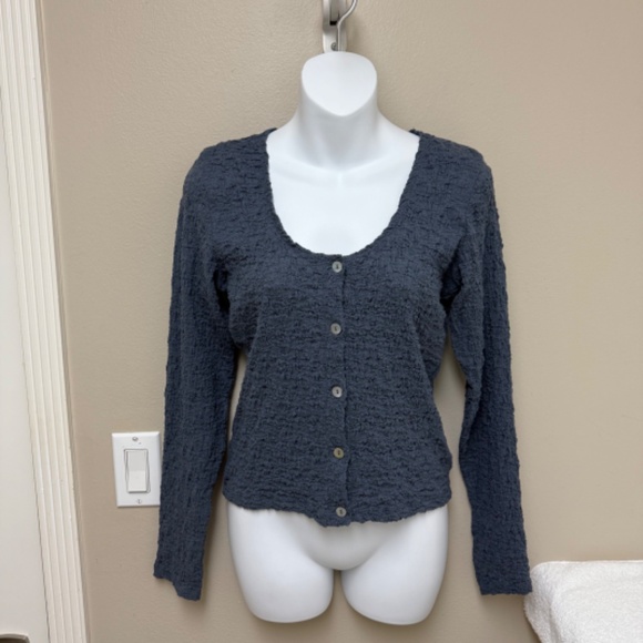 Vince Smocked Button Front Top Long Sleeve Dark Blue Size Small $195 - Picture 4 of 13